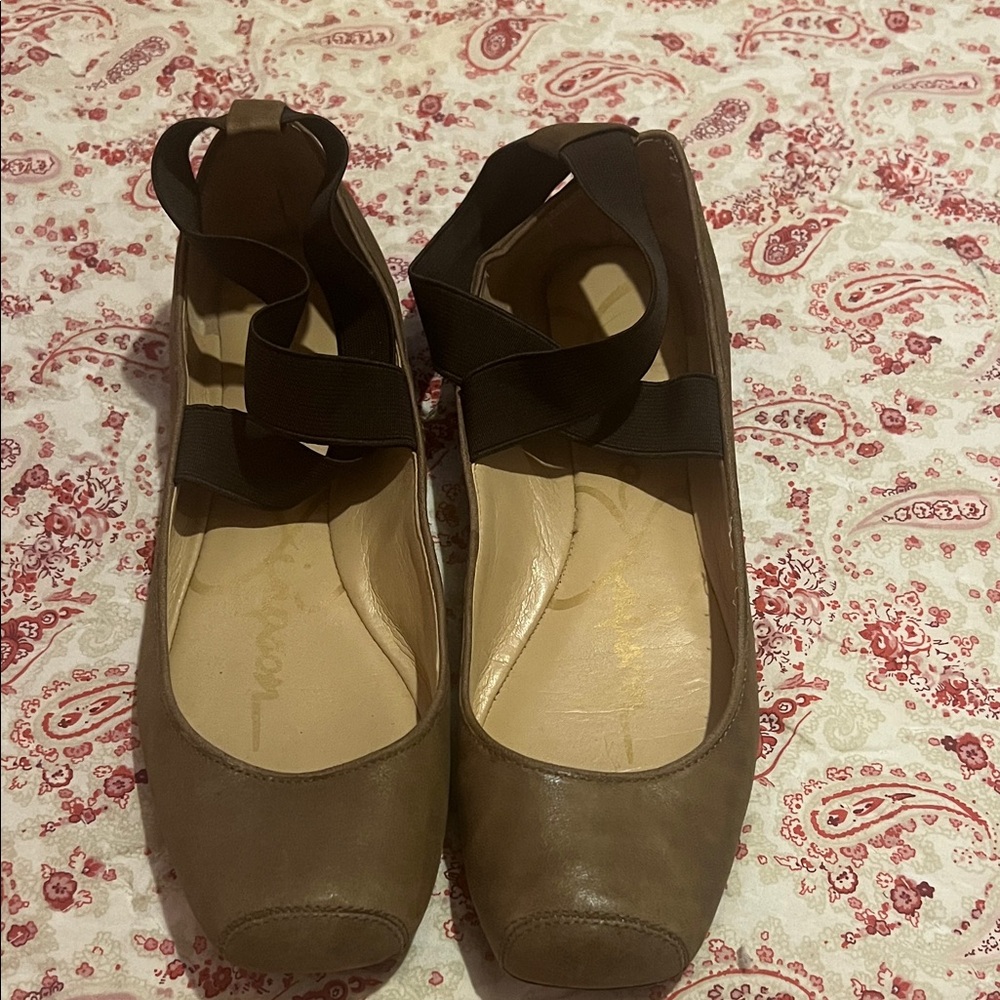 Jessica Simpson Brown Flats with Black Straps
